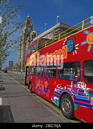 Visite de Liverpool Red bus, Pierhead, trois grâces, centre-ville, Liverpool, Merseyside, nord-ouest de l'Angleterre, Royaume-Uni, 1 DP Banque D'Images