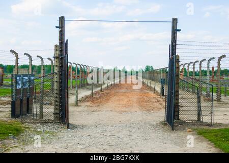 Porte et fil barbelé Fence Auschwitz Birkenau concentration Camp Oświęcim Musée Sud de la Pologne Europe UE UNESCO Banque D'Images