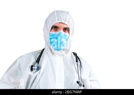 Médecin de sexe masculin portant un masque et une combinaison de protection blanc avec stéthoscope isolé sur fond blanc Banque D'Images