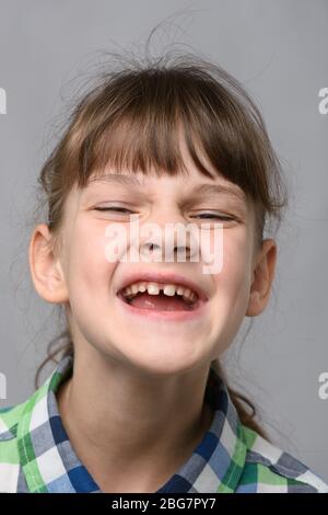 Portrait d'une jeune fille d'apparence européenne joyeusement souriante de dix ans, proche Banque D'Images