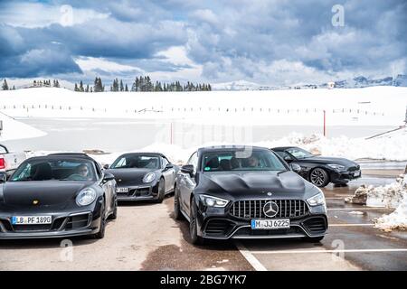 Italie, Trentin, 29 avril 2019: Le groupe de voitures de sport de luxe s'arrête sur la route tordue, champ enneigé en arrière-plan, Mercedes Benz Banque D'Images