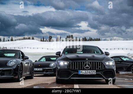 Italie, Trentin, 29 avril 2019: Le groupe de voitures de sport de luxe s'arrête sur la route tordue, champ enneigé en arrière-plan, Mercedes Benz Banque D'Images