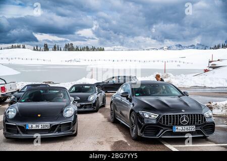 Italie, Trentin, 29 avril 2019: Le groupe de voitures de sport de luxe s'arrête sur la route tordue, champ enneigé en arrière-plan, Mercedes Benz Banque D'Images