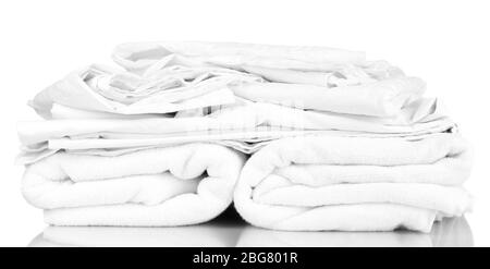 Pile de draps rumfled isolés sur blanc Banque D'Images