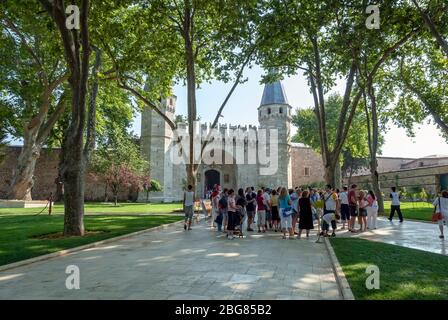 Istanbul, Turquie, 04 juillet 2007 : Palais de Topkapi, 1ère cour, porte de Babusselam ou porte de Salute et visiteurs Banque D'Images