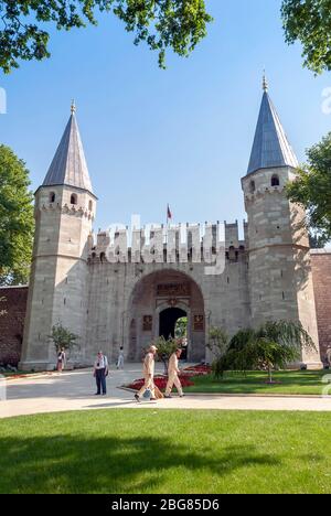 Istanbul, Turquie, 04 juillet 2007 : Palais de Topkapi, 1ère cour, porte de Babusselam ou porte de Salute et visiteurs Banque D'Images