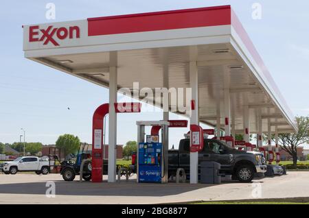 (200420) -- PLANO (États-Unis), 20 avril 2020 (Xinhua) -- la photo prise le 20 avril 2020 montre une station-service Exxon à Plano, Texas, aux États-Unis. Les prix du pétrole américain ont été écrasés sur le territoire négatif pour la première fois dans l'histoire lundi. Le West Texas Intermediate (WTI) pour la livraison de mai a versé 55,9 dollars américains, ou plus de 305 pour cent, pour régler à -37,63 dollars le baril sur le New York Mercantile Exchange. (Photo de Dan Tian/Xinhua) Banque D'Images