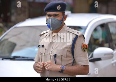 Ajmer, Inde. 20 avril 2020. Le surintendant de la police du district d'Ajmer Kunwar Rashdeep est continuellement pris des mesures sous la direction nationale à l'égard des personnes qui ont été négligées dans le verrouillage imposé par le virus Corona. Ajmer SP Kunwar Rashteep arrive dans divers postes de police et fait le bilan et des tentatives sont faites pour stimuler le moral des fonctionnaires. (Photo de Shaukat Ahmed/Pacific Press) crédit: Agence de presse du Pacifique/Alay Live News Banque D'Images