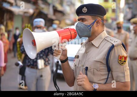 Ajmer, Inde. 20 avril 2020. Le surintendant de la police du district d'Ajmer Kunwar Rashdeep est continuellement pris des mesures sous la direction nationale à l'égard des personnes qui ont été négligées dans le verrouillage imposé par le virus Corona. Ajmer SP Kunwar Rashteep arrive dans divers postes de police et fait le bilan et des tentatives sont faites pour stimuler le moral des fonctionnaires. (Photo de Shaukat Ahmed/Pacific Press) crédit: Agence de presse du Pacifique/Alay Live News Banque D'Images