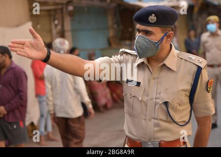 Ajmer, Inde. 20 avril 2020. Le surintendant de la police du district d'Ajmer Kunwar Rashdeep est continuellement pris des mesures sous la direction nationale à l'égard des personnes qui ont été négligées dans le verrouillage imposé par le virus Corona. Ajmer SP Kunwar Rashteep arrive dans divers postes de police et fait le bilan et des tentatives sont faites pour stimuler le moral des fonctionnaires. (Photo de Shaukat Ahmed/Pacific Press) crédit: Agence de presse du Pacifique/Alay Live News Banque D'Images