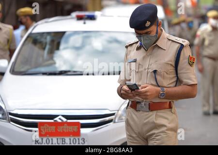 Ajmer, Inde. 20 avril 2020. Le surintendant de la police du district d'Ajmer Kunwar Rashdeep est continuellement pris des mesures sous la direction nationale à l'égard des personnes qui ont été négligées dans le verrouillage imposé par le virus Corona. Ajmer SP Kunwar Rashteep arrive dans divers postes de police et fait le bilan et des tentatives sont faites pour stimuler le moral des fonctionnaires. (Photo de Shaukat Ahmed/Pacific Press) crédit: Agence de presse du Pacifique/Alay Live News Banque D'Images