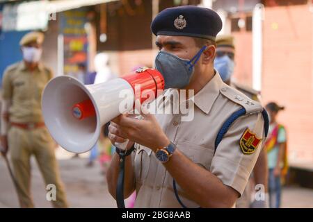 Ajmer, Inde. 20 avril 2020. Le surintendant de la police du district d'Ajmer Kunwar Rashdeep est continuellement pris des mesures sous la direction nationale à l'égard des personnes qui ont été négligées dans le verrouillage imposé par le virus Corona. Ajmer SP Kunwar Rashteep arrive dans divers postes de police et fait le bilan et des tentatives sont faites pour stimuler le moral des fonctionnaires. (Photo de Shaukat Ahmed/Pacific Press) crédit: Agence de presse du Pacifique/Alay Live News Banque D'Images