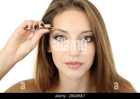 Jeune femme picking sourcils isolés sur blanc Banque D'Images