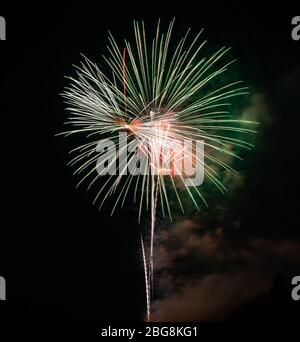 Feu de feu à ondes vertes explosant dans l'air avec espace de copie Banque D'Images