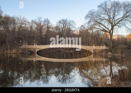 Réflexion du pont Bow à Central Park, New York, mars 2020 Banque D'Images