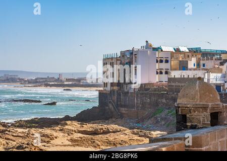 Essaouira Maroc bâtiments entourés d'un mur fortifié et de l'océan Atlantique Banque D'Images