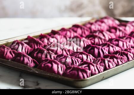Gros plan des boulettes de betteraves faites maison en rangées Banque D'Images
