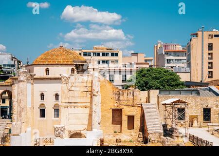 La Mosquée Tzistarakis et la bibliothèque d'Hadrien ruines anciennes à Athènes, Grèce Banque D'Images