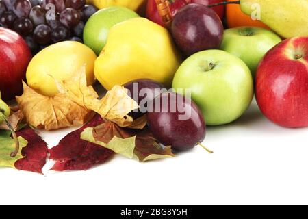 Différents fruits avec feuilles jaunes isolées sur blanc Banque D'Images