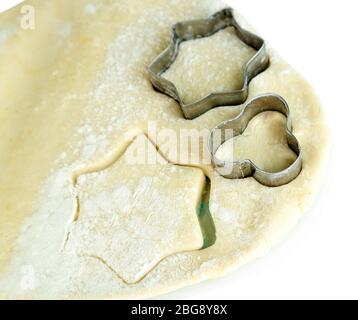 Pâte et formes pour les cookies isolés sur blanc Banque D'Images
