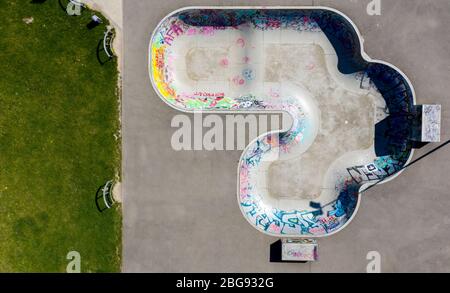 Chemnitz, Allemagne. 20 avril 2020. Un emplacement vide pour les patineurs dans le centre-ville de Chemnitz. En raison de l'extension des restrictions de contact, les terrains de jeux et les installations sportives sont toujours fermés. Divers États envisagent de assouplier les restrictions pour les sports de masse dès le début du mois de mai. (Photo aérienne avec drone) crédit: Jan Woitas/dpa-Zentralbild/dpa/Alay Live News Banque D'Images