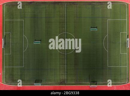Chemnitz, Allemagne. 20 avril 2020. Le champ de sports vide de tu Chemnitz. En raison de l'extension des restrictions de contact, les terrains de jeux et les installations sportives sont toujours fermés. Divers États fédéraux envisagent de assouplier les restrictions pour les sports de masse dès le début du mois de mai. (Photo aérienne avec drone) crédit: Jan Woitas/dpa-Zentralbild/dpa/Alay Live News Banque D'Images