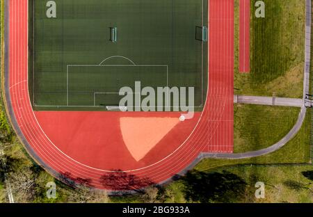 Chemnitz, Allemagne. 20 avril 2020. Le champ de sports vide de tu Chemnitz. En raison de l'extension des restrictions de contact, les terrains de jeux et les installations sportives sont toujours fermés. Divers États fédéraux envisagent de assouplier les restrictions pour les sports de masse dès le début du mois de mai. (Photo aérienne avec drone) crédit: Jan Woitas/dpa-Zentralbild/dpa/Alay Live News Banque D'Images