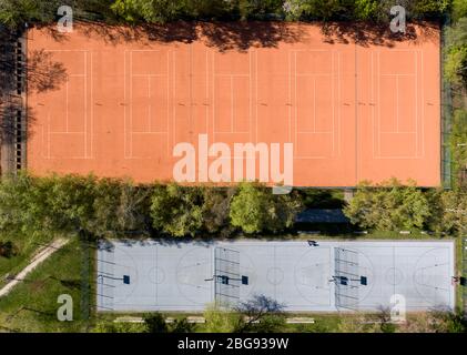 Chemnitz, Allemagne. 20 avril 2020. Courts de tennis et terrains de basket-ball vides sur le terrain de sport de la tu Chemnitz. En raison de l'extension des restrictions de contact, les installations de jeux et de sport sont toujours fermées. Divers États fédéraux envisagent de assouplier les restrictions pour les sports de masse dès le début du mois de mai. (Photographie aérienne avec drone) crédit: Jan Woitas/dpa-Zentralbild/dpa/Alay Live News Banque D'Images