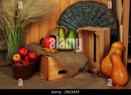 Fruits en caisse avec citrouilles sur toile de rackCloth sur fond en bois Banque D'Images