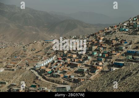 Vue sur Manchay, l'un des quartiers les plus pauvres de la capitale du Pérou, Lima. Situé dans une vallée désertique sèche et poussiéreuse. Banque D'Images