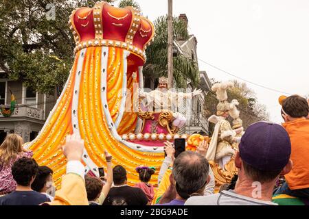 Rex, roi du Carnaval, accueille les révéeurs sur Mardi gras matin. Banque D'Images