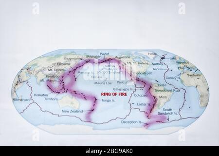 Carte du monde montrant l'anneau de feu du Pacifique et les limites des plaques tectoniques, couleur, **USAGE ÉDITORIAL SEULEMENT** Banque D'Images