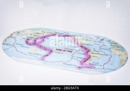 Carte du monde montrant l'anneau de feu du Pacifique et les limites des plaques tectoniques, couleur, **USAGE ÉDITORIAL SEULEMENT** Banque D'Images