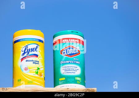 Récipients de lingettes désinfectantes Lysol et Clorox sur fond bleu ciel. Produits de nettoyage pour la prévention du coronavirus. Banque D'Images