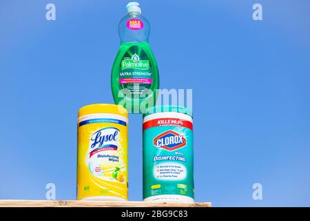 Une bouteille de savon Palmolive, de lingettes désinfectantes Lysol et Clorox contre fond bleu ciel. Produits de nettoyage ménagers. Banque D'Images