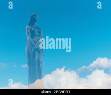 Photo en double exposition de la statue dorée de Tatsuko au lac Tazawa, Akita, Japon. Banque D'Images