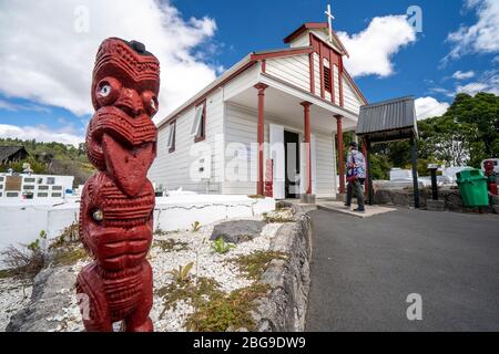 Église catholique blanche au village maori de Whakarewarewa, Rotorua, Île du Nord, Nouvelle-Zélande Banque D'Images