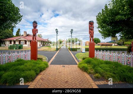 Tikis à l'entrée des Jardins gouvernementaux, Rotorua, Nouvelle-Zélande Banque D'Images