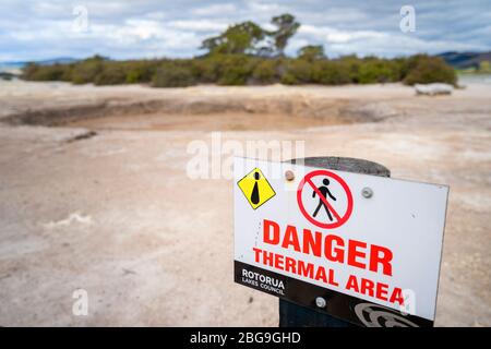 Danger et signes d'information sur les bassins de gaz en riant de Cameron, la promenade de Sulphur point, Rotorua, North Island, Nouvelle-Zélande Banque D'Images