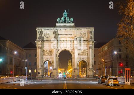 Vider Leopoldstrasse avec Siegestor, rue principale sans voiture, dans l'arrière de l'église Theatine et Feldherrenhalle, Munich, Bavière, Allemagne Banque D'Images