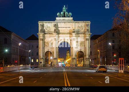 Vider Leopoldstrasse avec Siegestor, rue principale sans voiture, dans l'arrière de l'église Theatine et Feldherrenhalle, Munich, Bavière, Allemagne Banque D'Images