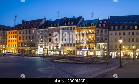 Rangée historique de maisons, façades de la Residenzstrasse au crépuscule, Max-Joseph-Platz, Munich, Bavière, Allemagne Banque D'Images