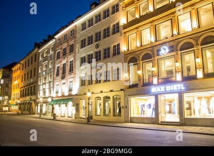 Rangée historique de maisons, façades de la Residenzstrasse au crépuscule, Max-Joseph-Platz, Munich, Bavière, Allemagne Banque D'Images