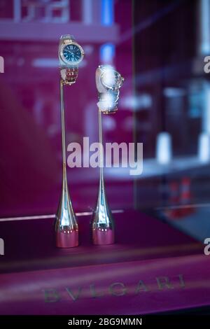 BVLGARI magasin de bijoux, boutique de fenêtres, exposition avec bijoux en diamant, bagues, colliers, boucles d'oreilles de BVLGARI Banque D'Images