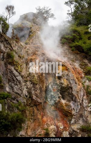 Cathedral Rock, Ffrire Pan Lake, Waimangu Volcan Valley, Rotorua, Île du Nord, Nouvelle-Zélande Banque D'Images