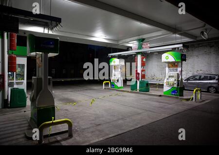 (200421) -- NEW YORK, le 21 avril 2020 (Xinhua) -- les pompes à gaz sont enregistrées dans une station-service, ce qui a réduit ses heures d'ouverture, dans le quartier de Brooklyn, à New York, aux États-Unis, le 20 avril 2020. Les prix du pétrole américain ont été écrasés sur le territoire négatif pour la première fois dans l'histoire lundi, alimentés par un choc de la demande et des craintes de suroffre liées à la pandémie. Le West Texas Intermediate (WTI) pour la livraison de mai a versé 55,9 dollars américains, ou plus de 305 pour cent, pour régler à -37,63 dollars le baril sur le New York Mercantile Exchange, ce qui implique que les producteurs paieraient aux acheteurs de retirer le pétrole de leur han Banque D'Images