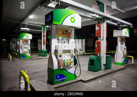 (200421) -- NEW YORK, le 21 avril 2020 (Xinhua) -- les pompes à gaz sont enregistrées dans une station-service, ce qui a réduit ses heures d'ouverture, dans le quartier de Brooklyn, à New York, aux États-Unis, le 20 avril 2020. Les prix du pétrole américain ont été écrasés sur le territoire négatif pour la première fois dans l'histoire lundi, alimentés par un choc de la demande et des craintes de suroffre liées à la pandémie. Le West Texas Intermediate (WTI) pour la livraison de mai a versé 55,9 dollars américains, ou plus de 305 pour cent, pour régler à -37,63 dollars le baril sur le New York Mercantile Exchange, ce qui implique que les producteurs paieraient aux acheteurs de retirer le pétrole de leur han Banque D'Images