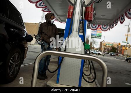 (200421) -- NEW YORK, le 21 avril 2020 (Xinhua) -- un homme portant un masque facial pompe du gaz à une station-service dans le quartier de Brooklyn, à New York, aux États-Unis, le 20 avril 2020. Les prix du pétrole américain ont été écrasés sur le territoire négatif pour la première fois dans l'histoire lundi, alimentés par un choc de la demande et des craintes de suroffre liées à la pandémie. Le West Texas Intermediate (WTI) pour la livraison de mai a versé 55,9 dollars américains, ou plus de 305 pour cent, pour régler à -37,63 dollars le baril sur le New York Mercantile Exchange, ce qui implique que les producteurs paieraient aux acheteurs de retirer le pétrole de leurs mains. (Photo de Michael Nagle/ X. Banque D'Images