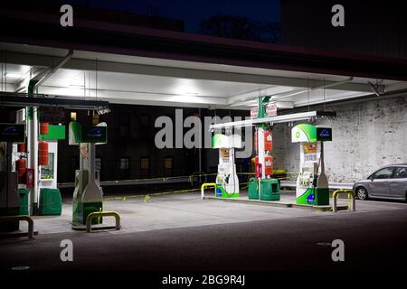 (200421) -- NEW YORK, le 21 avril 2020 (Xinhua) -- les pompes à gaz sont enregistrées dans une station-service, ce qui a réduit ses heures d'ouverture, dans le quartier de Brooklyn, à New York, aux États-Unis, le 20 avril 2020. Les prix du pétrole américain ont été écrasés sur le territoire négatif pour la première fois dans l'histoire lundi, alimentés par un choc de la demande et des craintes de suroffre liées à la pandémie. Le West Texas Intermediate (WTI) pour la livraison de mai a versé 55,9 dollars américains, ou plus de 305 pour cent, pour régler à -37,63 dollars le baril sur le New York Mercantile Exchange, ce qui implique que les producteurs paieraient aux acheteurs de retirer le pétrole de leur han Banque D'Images