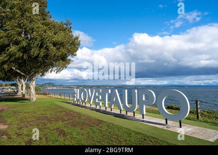 J'AIME LE panneau TAUPO sur les rives du lac Taupo, île du Nord, Nouvelle-Zélande Banque D'Images